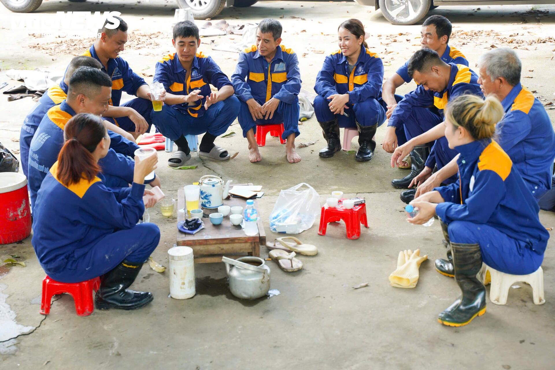 Những người ngâm mình dưới nước đen, khơi dòng chảy ‘cứu lụt’ cho Hà Nội- Ảnh 17.