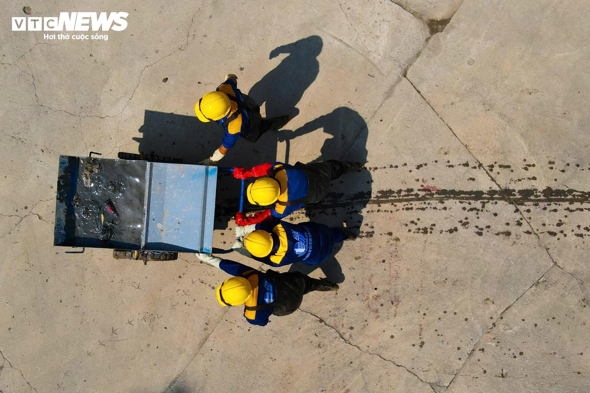 Những người ngâm mình dưới nước đen, khơi dòng chảy ‘cứu lụt’ cho Hà Nội- Ảnh 15.