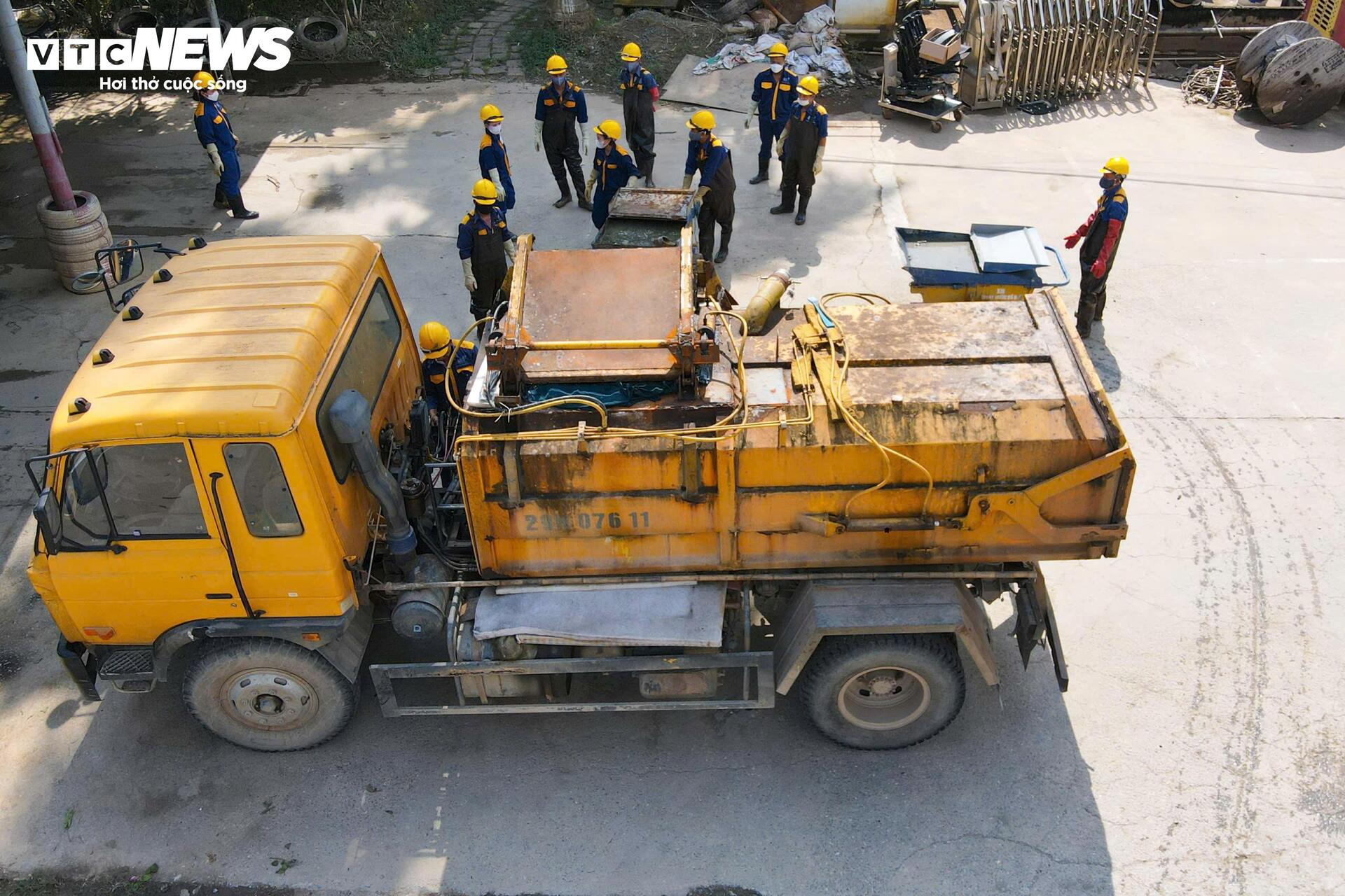 Những người ngâm mình dưới nước đen, khơi dòng chảy ‘cứu lụt’ cho Hà Nội- Ảnh 16.