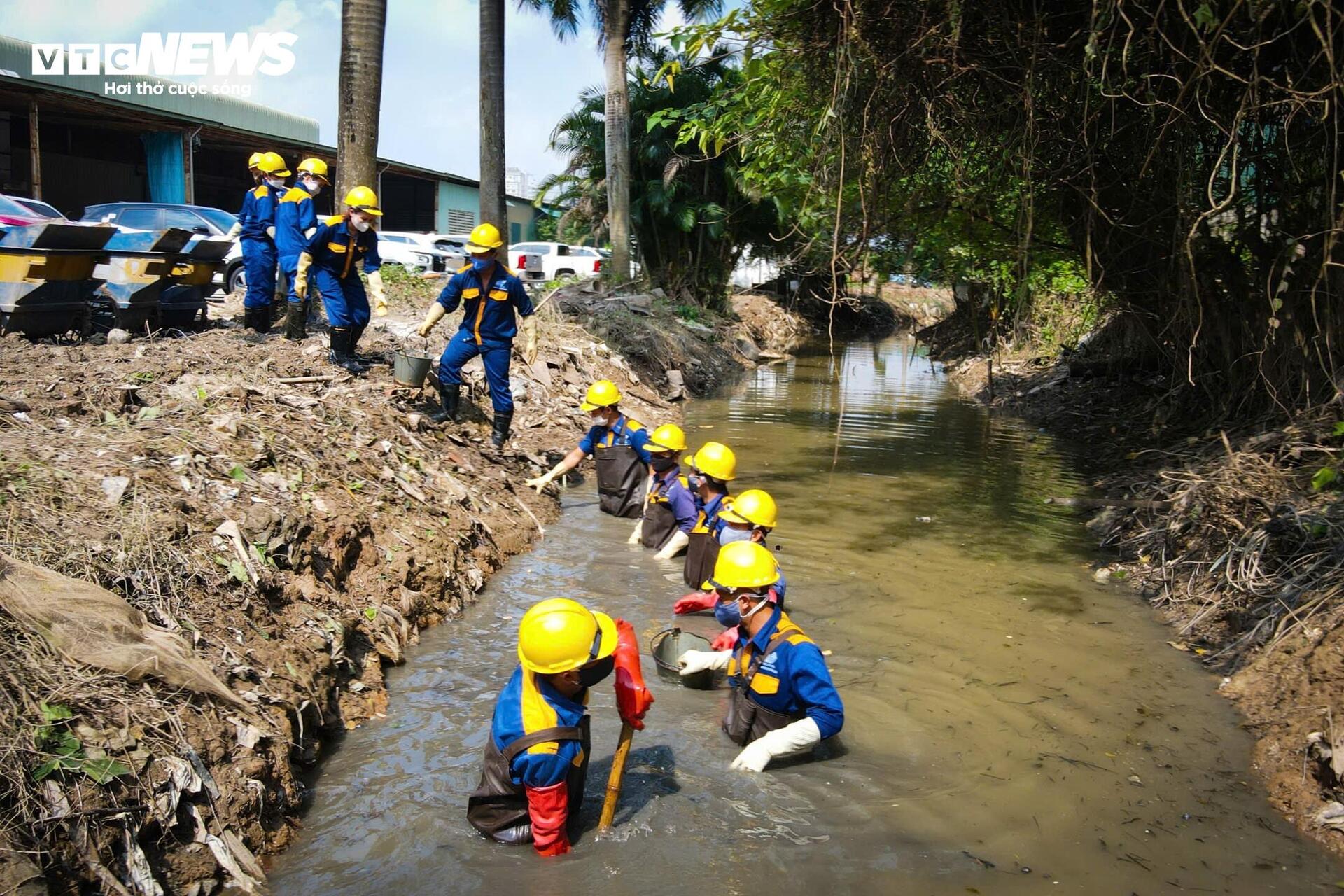 Những người ngâm mình dưới nước đen, khơi dòng chảy ‘cứu lụt’ cho Hà Nội- Ảnh 2.