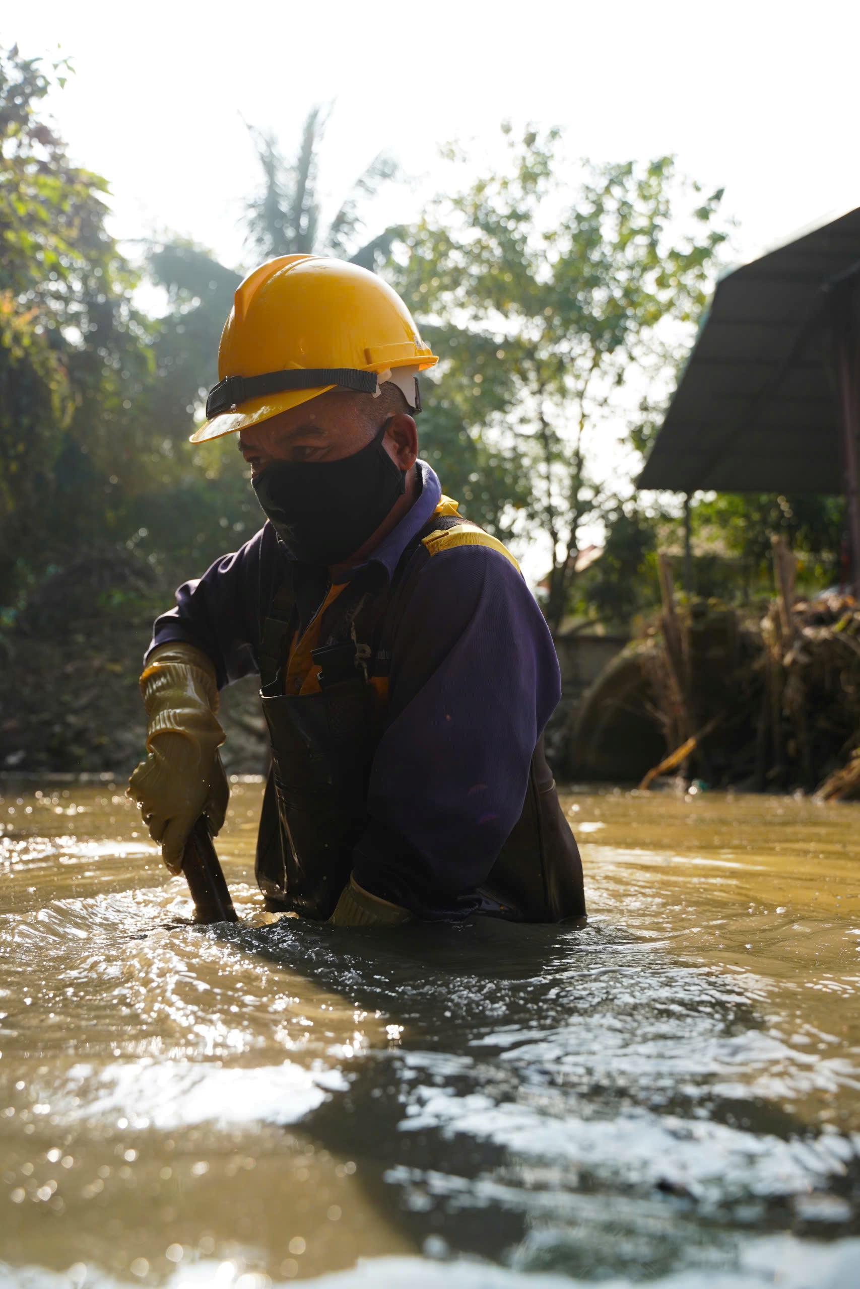 Những người ngâm mình dưới nước đen, khơi dòng chảy ‘cứu lụt’ cho Hà Nội- Ảnh 4.