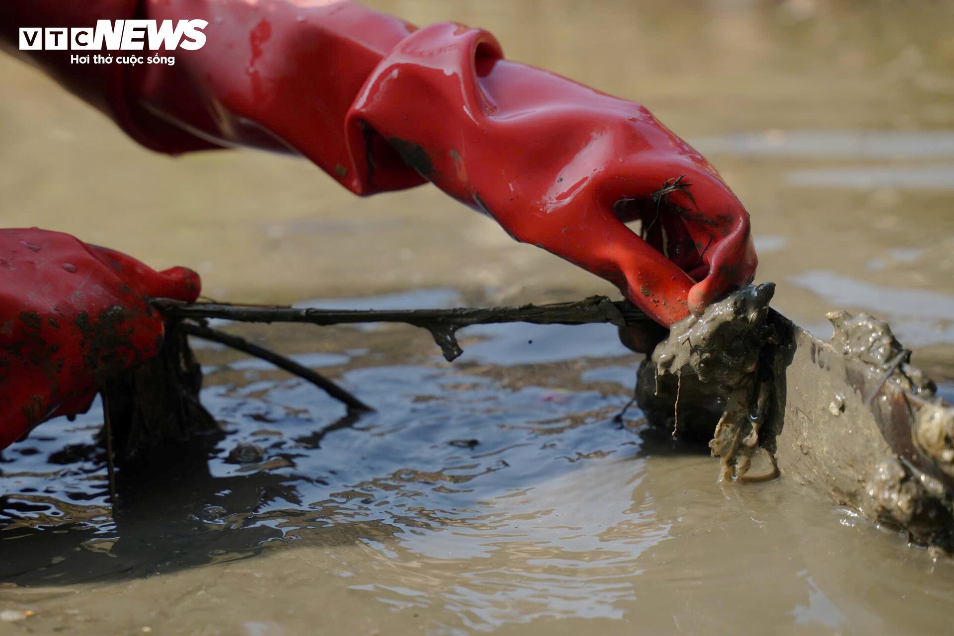 Những người ngâm mình dưới nước đen, khơi dòng chảy ‘cứu lụt’ cho Hà Nội- Ảnh 5.
