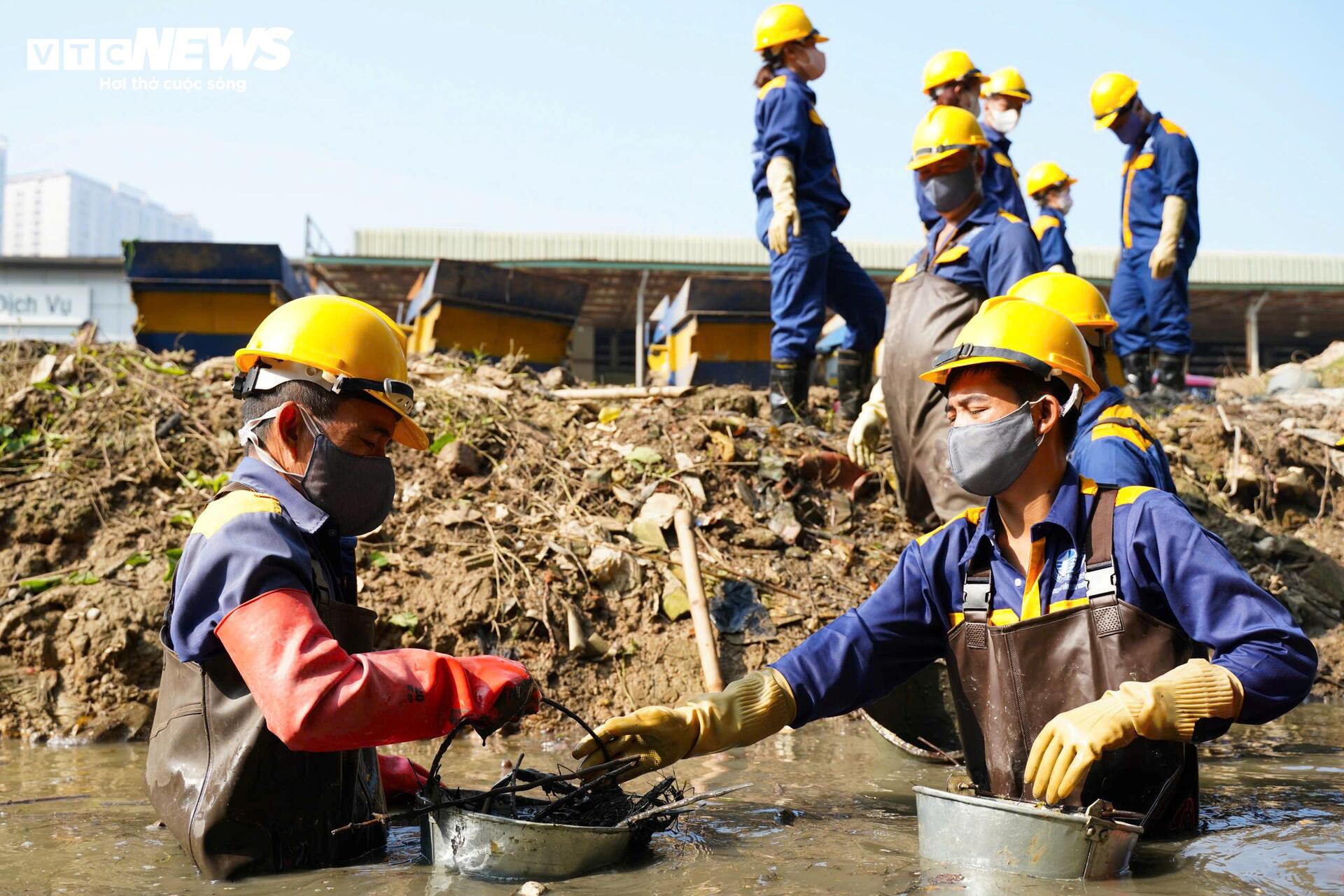 Những người ngâm mình dưới nước đen, khơi dòng chảy ‘cứu lụt’ cho Hà Nội- Ảnh 9.
