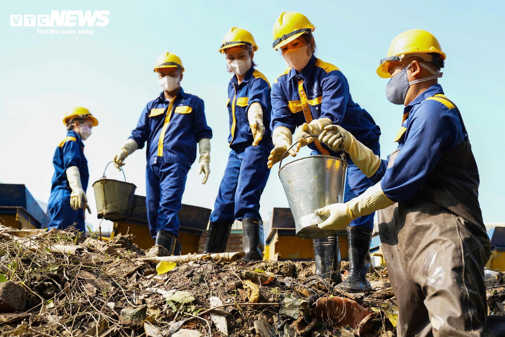 Những người ngâm mình dưới nước đen, khơi dòng chảy ‘cứu lụt’ cho Hà Nội- Ảnh 10.