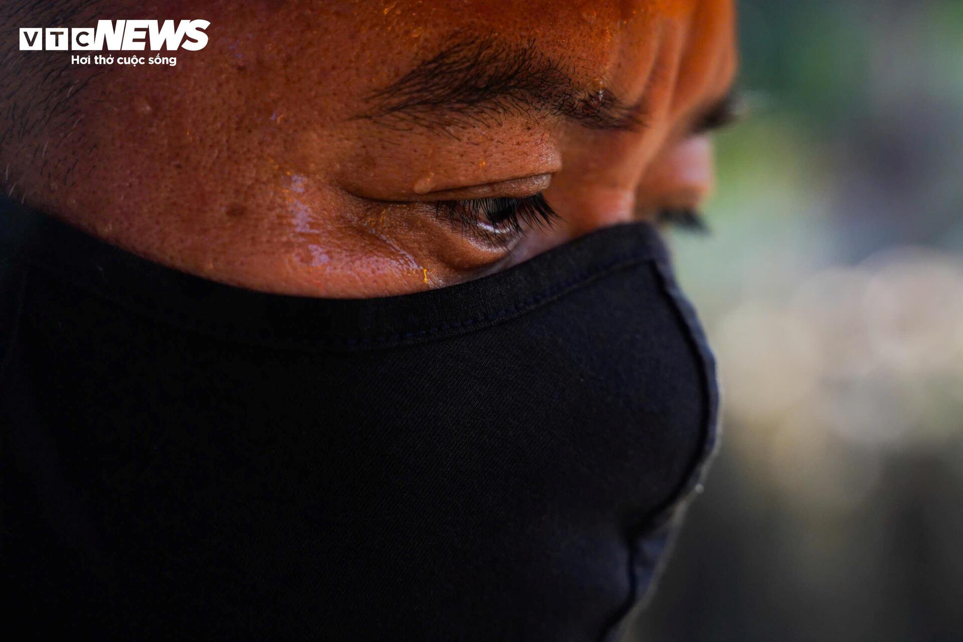 Những người ngâm mình dưới nước đen, khơi dòng chảy ‘cứu lụt’ cho Hà Nội- Ảnh 11.