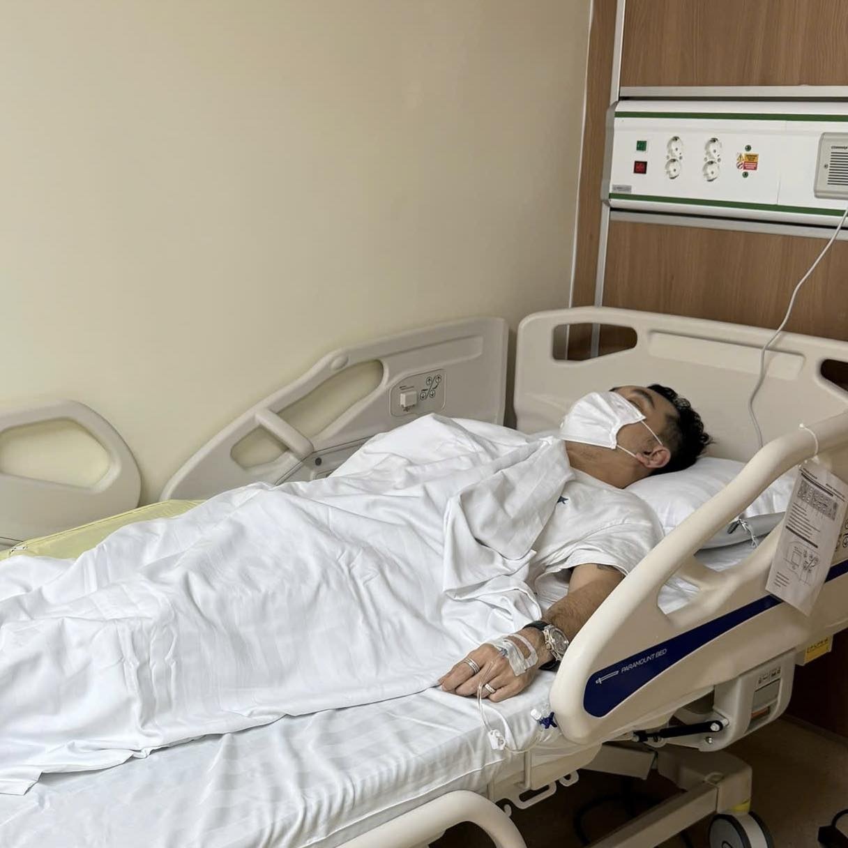 Ưng Hoàng Phúc nhập viện- Ảnh 1. Ưng Hoàng Phúc nhập viện- Ảnh 1.