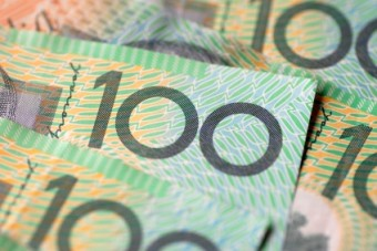 Người đàn ông bỏ lại chiếc túi chứa đầy tiền mặt giữa nơi nghìn người qua lại, dân qua đường lập tức quay video rồi báo cảnh sát- Ảnh 1.