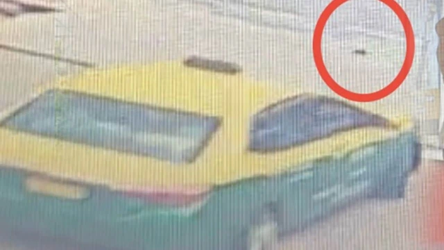 Người đàn ông bỏ lại chiếc túi chứa đầy tiền mặt giữa nơi nghìn người qua lại, dân qua đường lập tức quay video rồi báo cảnh sát- Ảnh 2.