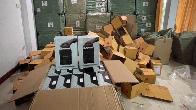 Công nghệ cao vào cuộc, công an lập tức triệt phá đường dây buôn bán tai nghe Marshall và đồng hồ Apple Watch giả, tịch thu hơn 51.000 món đồ nhái- Ảnh 1. Công nghệ cao vào cuộc, công an lập tức triệt phá đường dây buôn bán tai nghe Marshall và đồng hồ Apple Watch giả, tịch thu hơn 51.000 món đồ nhái- Ảnh 1.