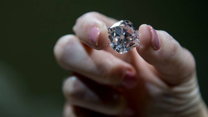 Tại sao viên kim cương đắt giá nhất vẫn nguyên vẹn sau vụ trộm chấn động ở bảo tàng Louvre, lời nguyền thực sự tồn tại?- Ảnh 1.