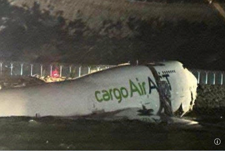 M&aacute;y bay Emirates trượt khỏi đường băng Hong Kong, gần rơi xuống biển- Ảnh 1.