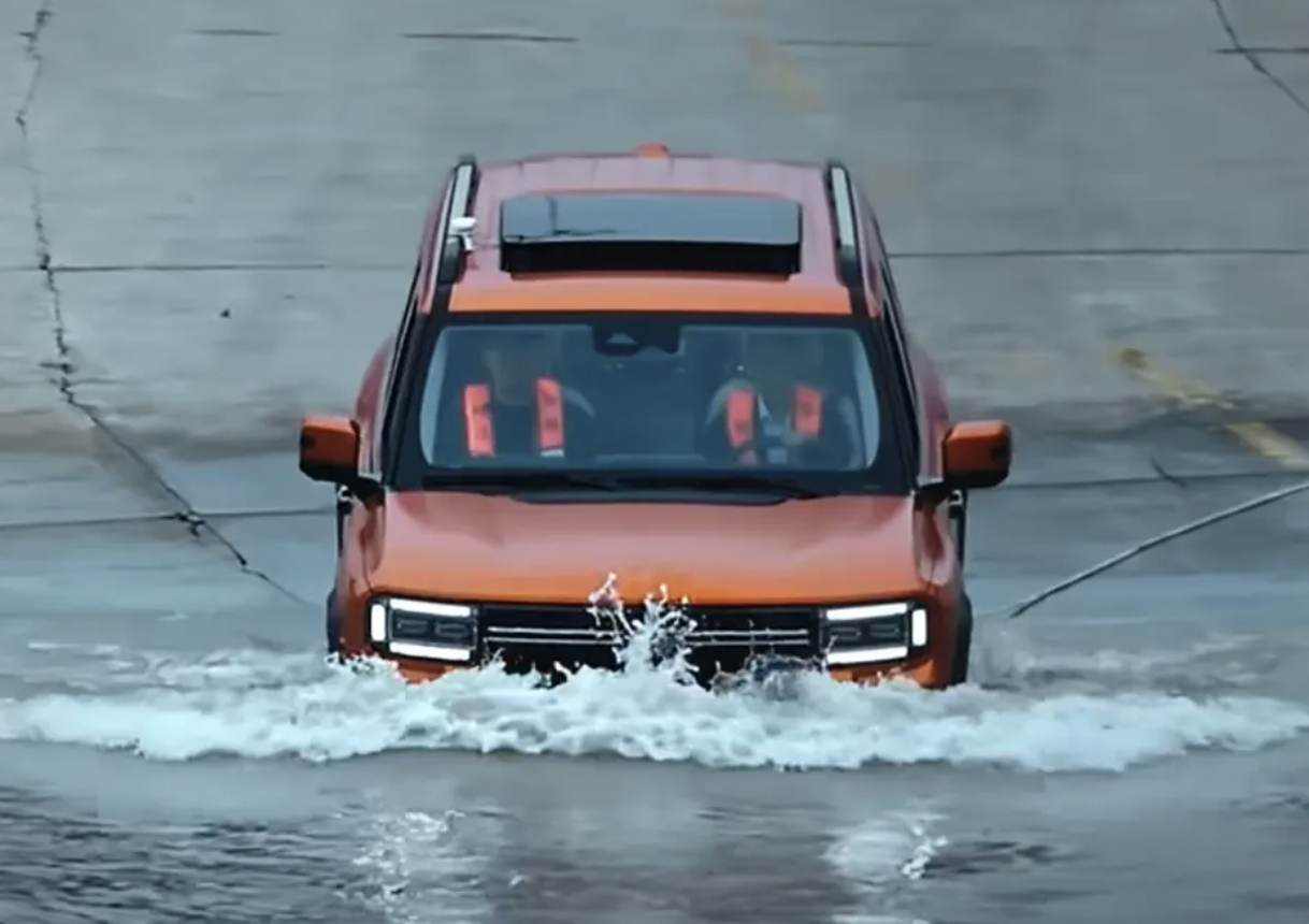 Chỉ c&oacute; thể l&agrave; Trung Quốc: Vừa ra mắt &ocirc; t&ocirc; c&oacute; khả năng lội nước chưa từng c&oacute;, băng qua s&ocirc;ng s&acirc;u với d&ograve;ng chảy 5-10km/h, nhận ngay 10.000 đơn đặt h&agrave;ng- Ảnh 1.