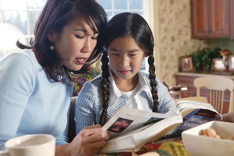 Nhà nghiên cứu Harvard tiết lộ: 4 LỜI KHEN nhưng khiến con gái thiếu tự tin- Ảnh 1.