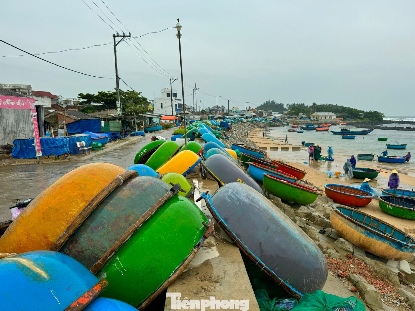 Trước giờ bão Fengshen đổ bộ: Quảng Ngãi dồn lực ứng phó, sẵn sàng cho học sinh nghỉ học- Ảnh 1. Trước giờ bão Fengshen đổ bộ: Quảng Ngãi dồn lực ứng phó, sẵn sàng cho học sinh nghỉ học- Ảnh 1.