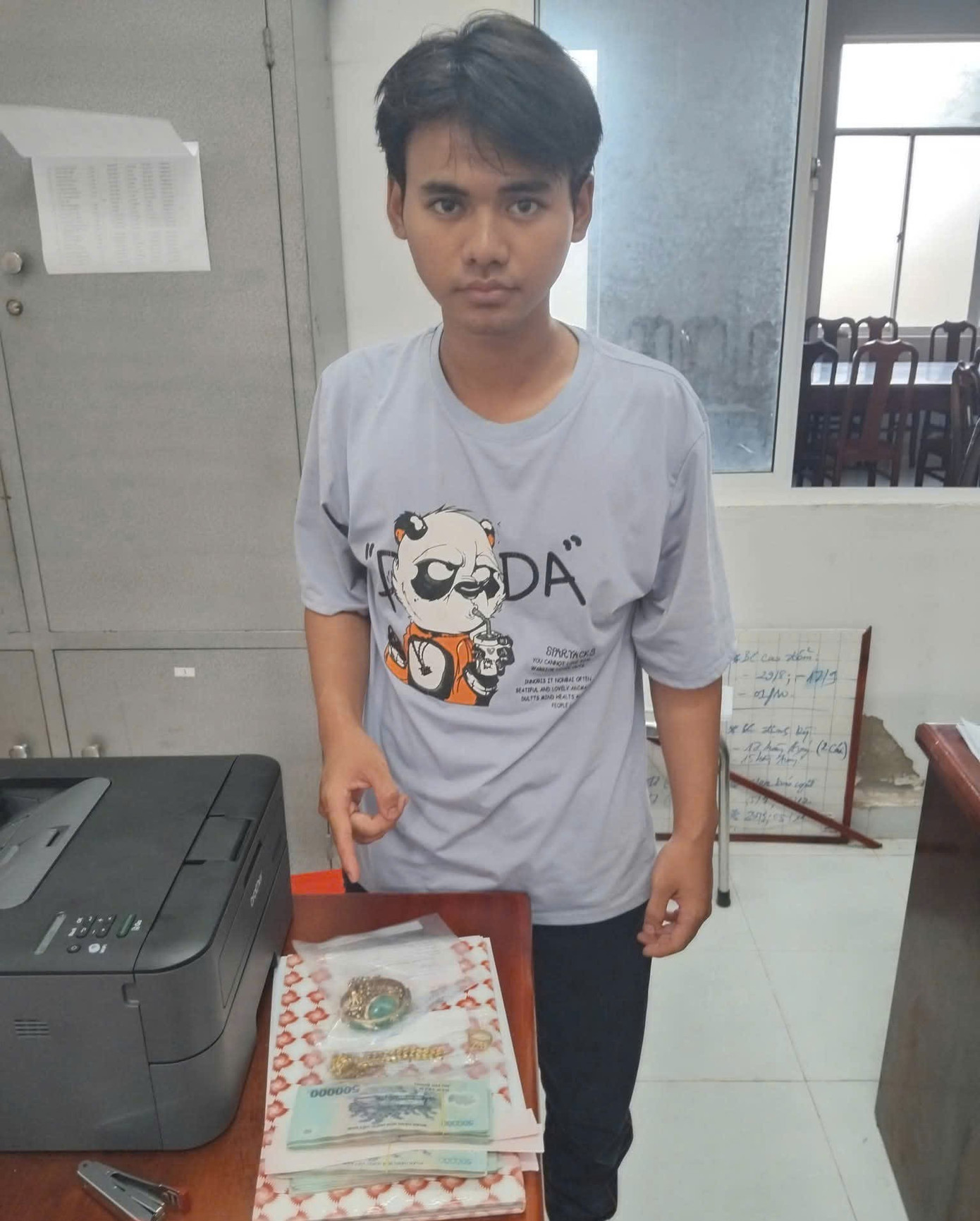 Cháu nội rủ bạn về phá cửa trộm sạch vàng và tiền của bà- Ảnh 1.