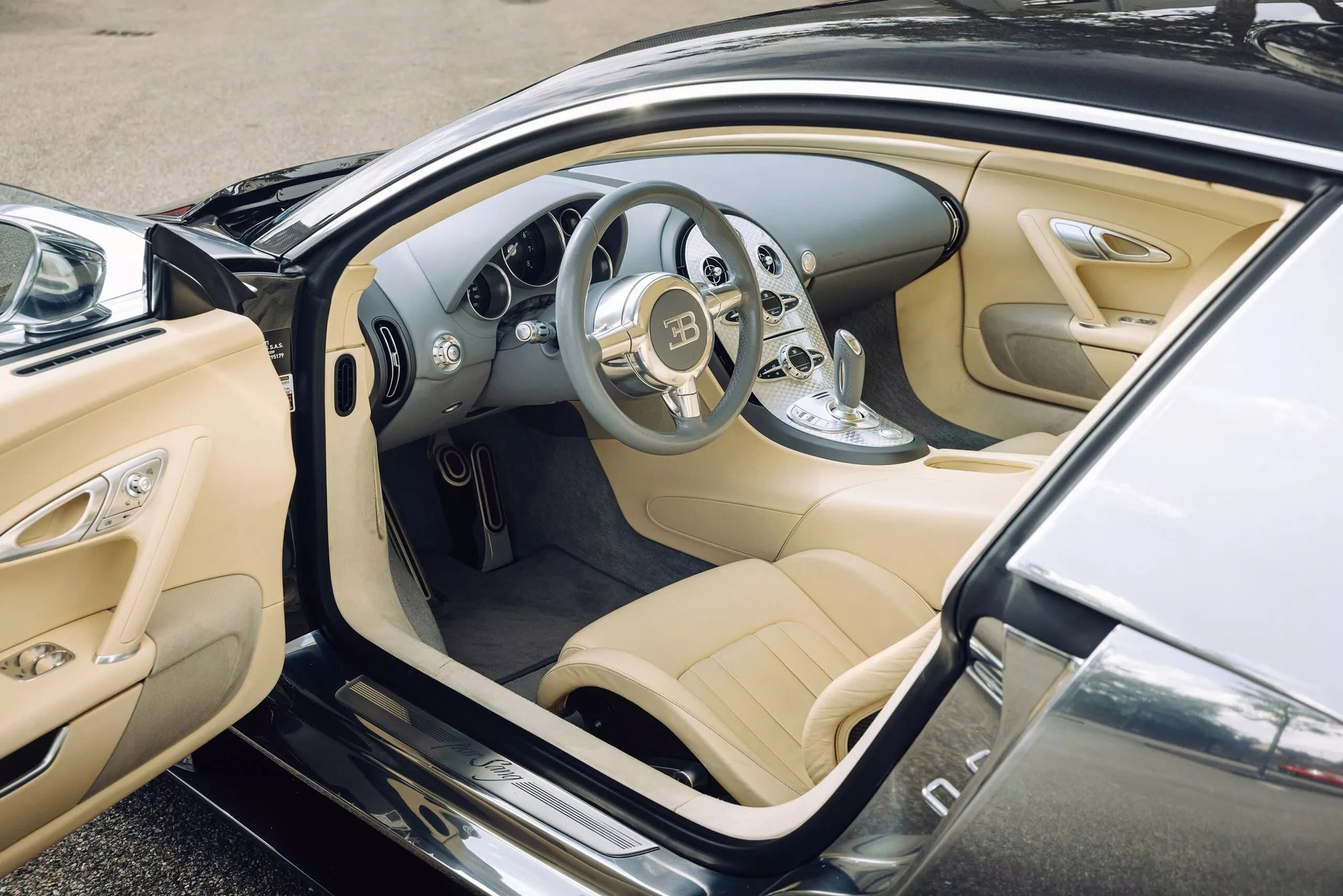 Đỉnh cao như Bugatti Veyron: Xe cũ không màu sơn, đã 18 năm tuổi vẫn có thể bán lại với giá quy đổi 60 tỷ đồng- Ảnh 3. Đỉnh cao như Bugatti Veyron: Xe cũ không màu sơn, đã 18 năm tuổi vẫn có thể bán lại với giá quy đổi 60 tỷ đồng- Ảnh 3.