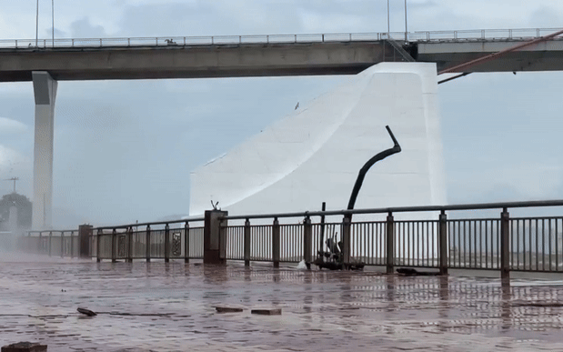 Bão số 12 giật cấp 12 đang tiến vào đất liền, 1 tỉnh bắn pháo hiệu khẩn cấp lúc rạng sáng