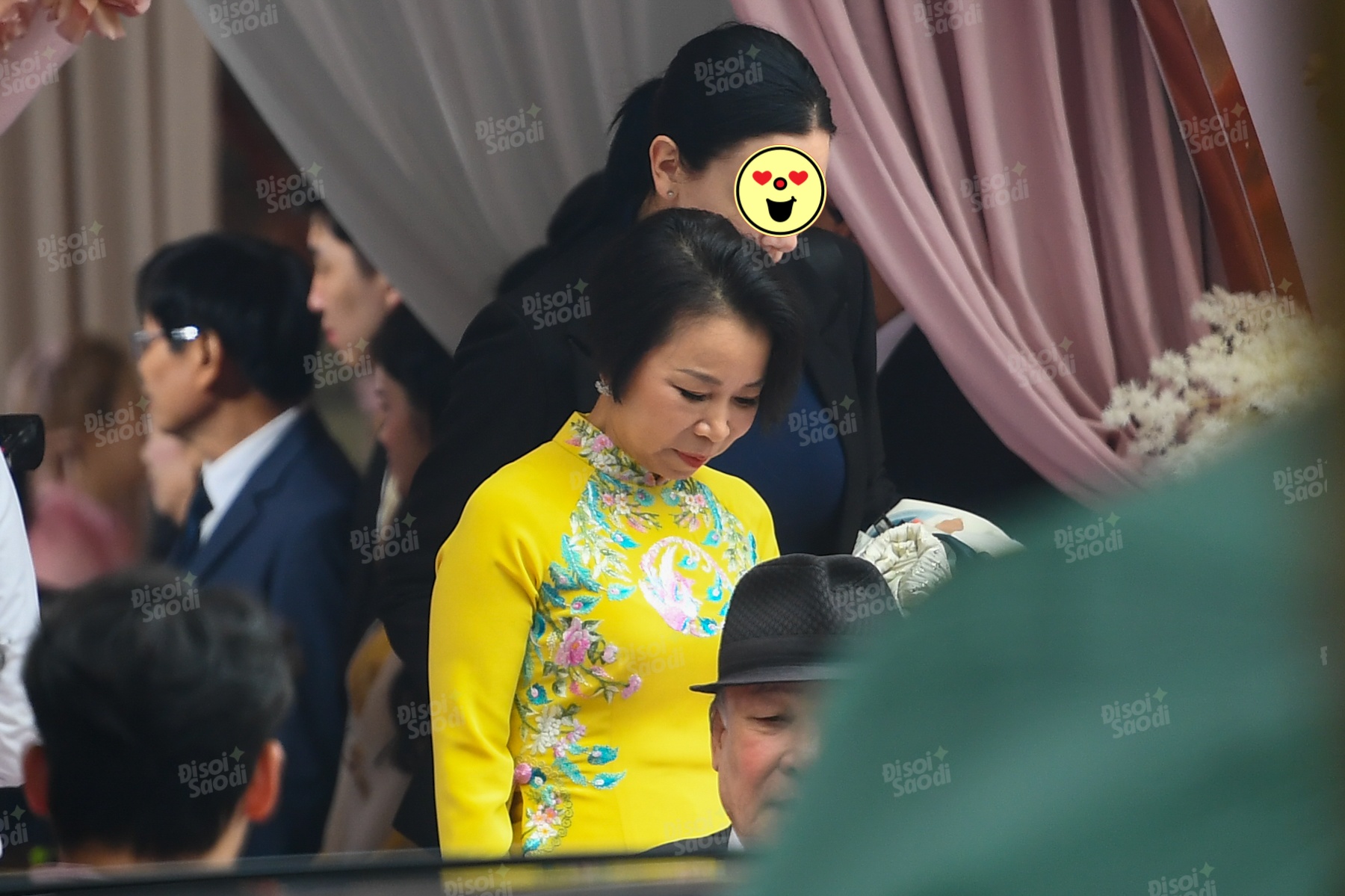 Khoảnh khắc hiếm khi các chủ tịch và phu nhân nổi tiếng Việt Nam “ra mặt” đi cưới vợ cho con- Ảnh 1.