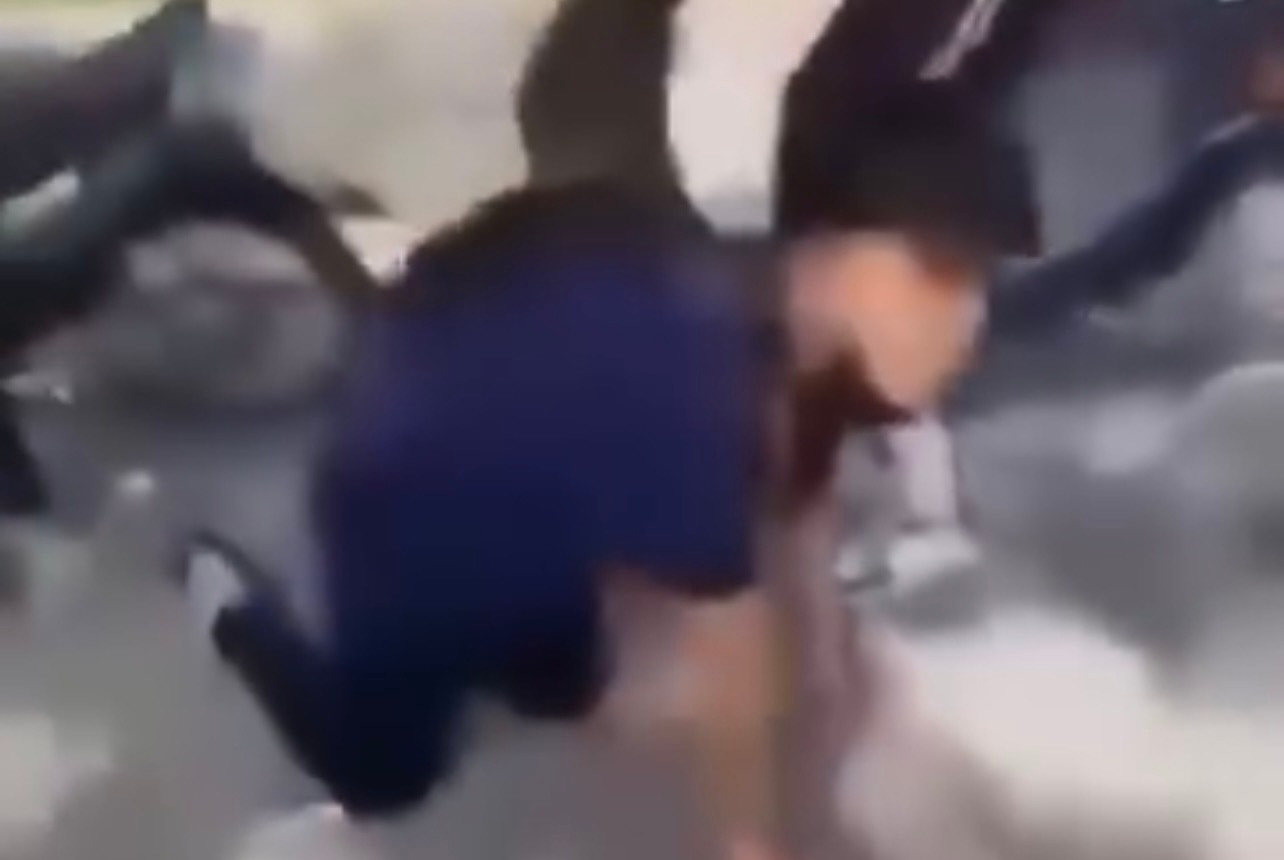 Vụ nam sinh bị bắt liếm biển số xe ở Hà Nội: Cần làm rõ vai trò của đồng phạm- Ảnh 1. Vụ nam sinh bị bắt liếm biển số xe ở Hà Nội: Cần làm rõ vai trò của đồng phạm- Ảnh 1.