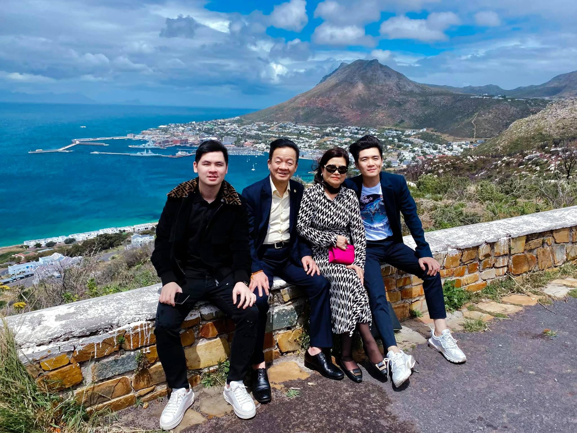 Khoảnh khắc hiếm khi các chủ tịch và phu nhân nổi tiếng Việt Nam “ra mặt” đi cưới vợ cho con- Ảnh 10.