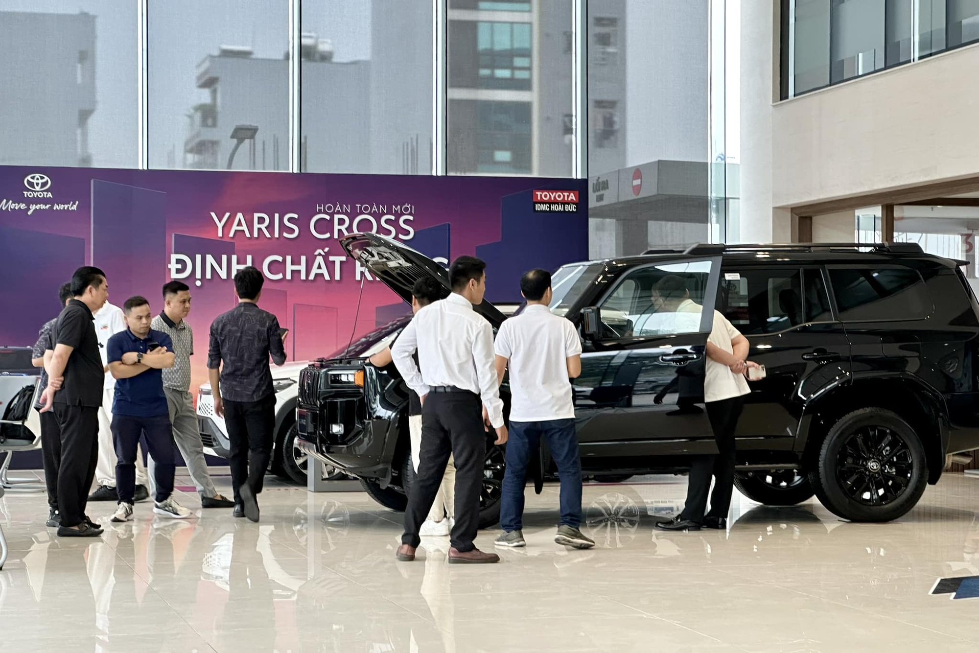 Qua thời ‘kèm lạc’ tới nửa tỷ, Toyota Prado nay giảm giá tại đại lý: Thực tế còn 3,43 tỷ đồng, lý do đến từ một điều dễ hiểu- Ảnh 3. Qua thời ‘kèm lạc’ tới nửa tỷ, Toyota Prado nay giảm giá tại đại lý: Thực tế còn 3,43 tỷ đồng, lý do đến từ một điều dễ hiểu- Ảnh 3.