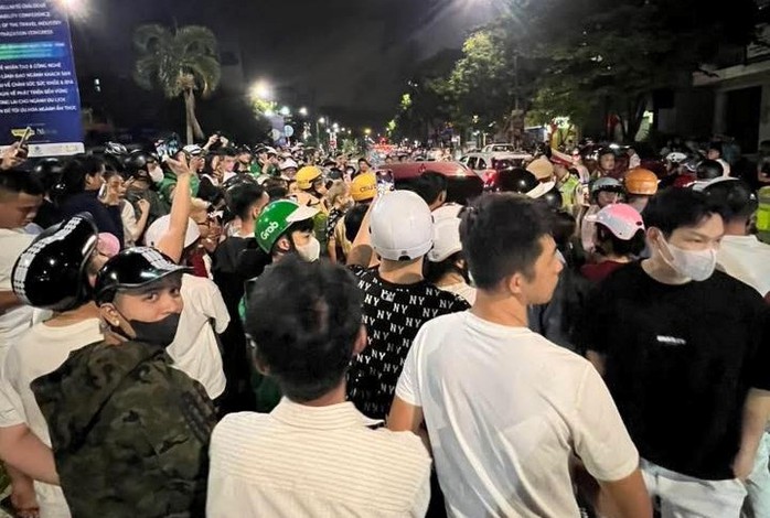 Một nữ ca sĩ vi phạm giao thông, chống đối không mở cửa xe và thản nhiên hít bóng cười- Ảnh 2.