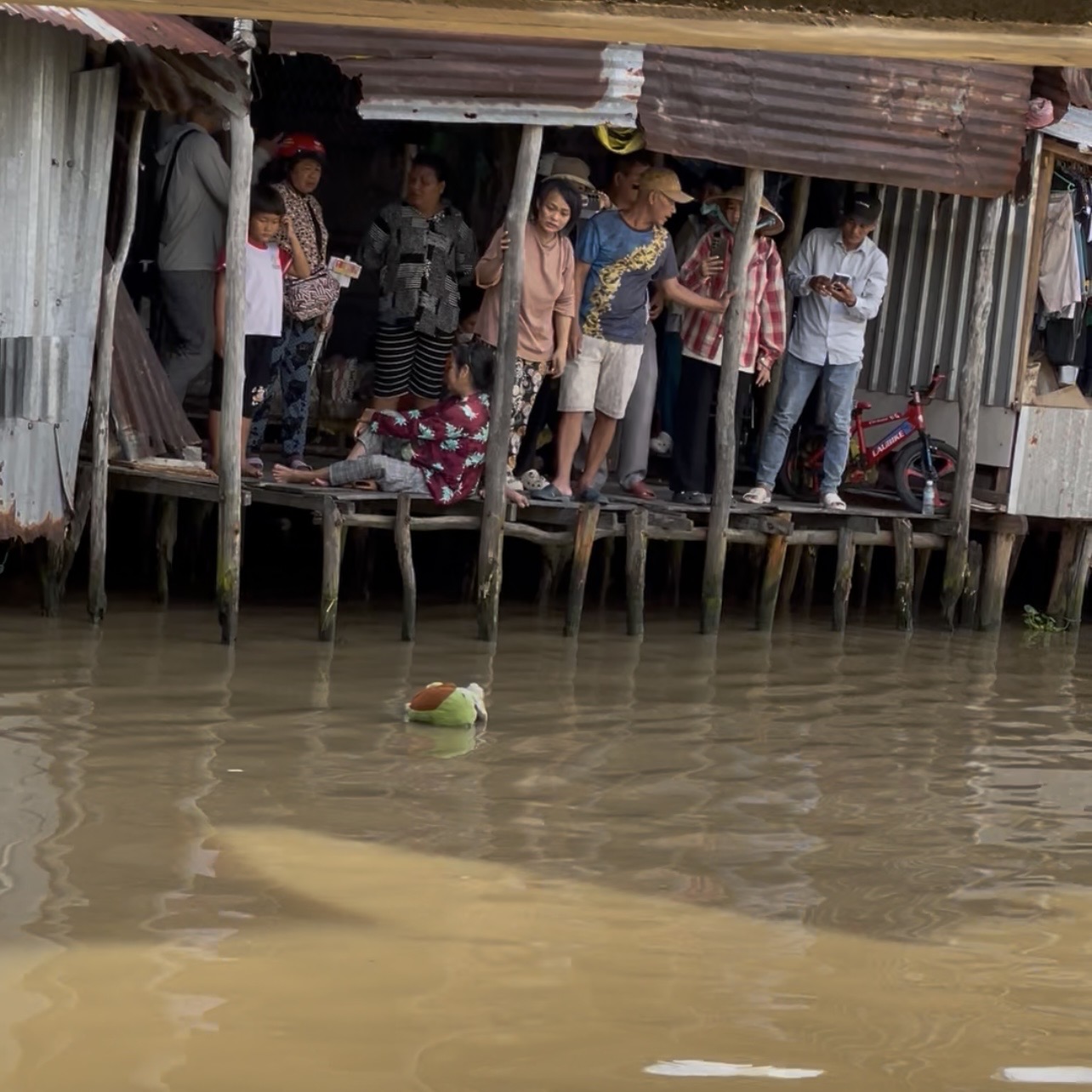 "Về nhà với mẹ đi": Người mẹ trẻ khóc hết nước mắt ngóng tìm con 4 tháng tuổi nghi rơi xuống kênh- Ảnh 4. "Về nhà với mẹ đi": Người mẹ trẻ khóc hết nước mắt ngóng tìm con 4 tháng tuổi nghi rơi xuống kênh- Ảnh 4.