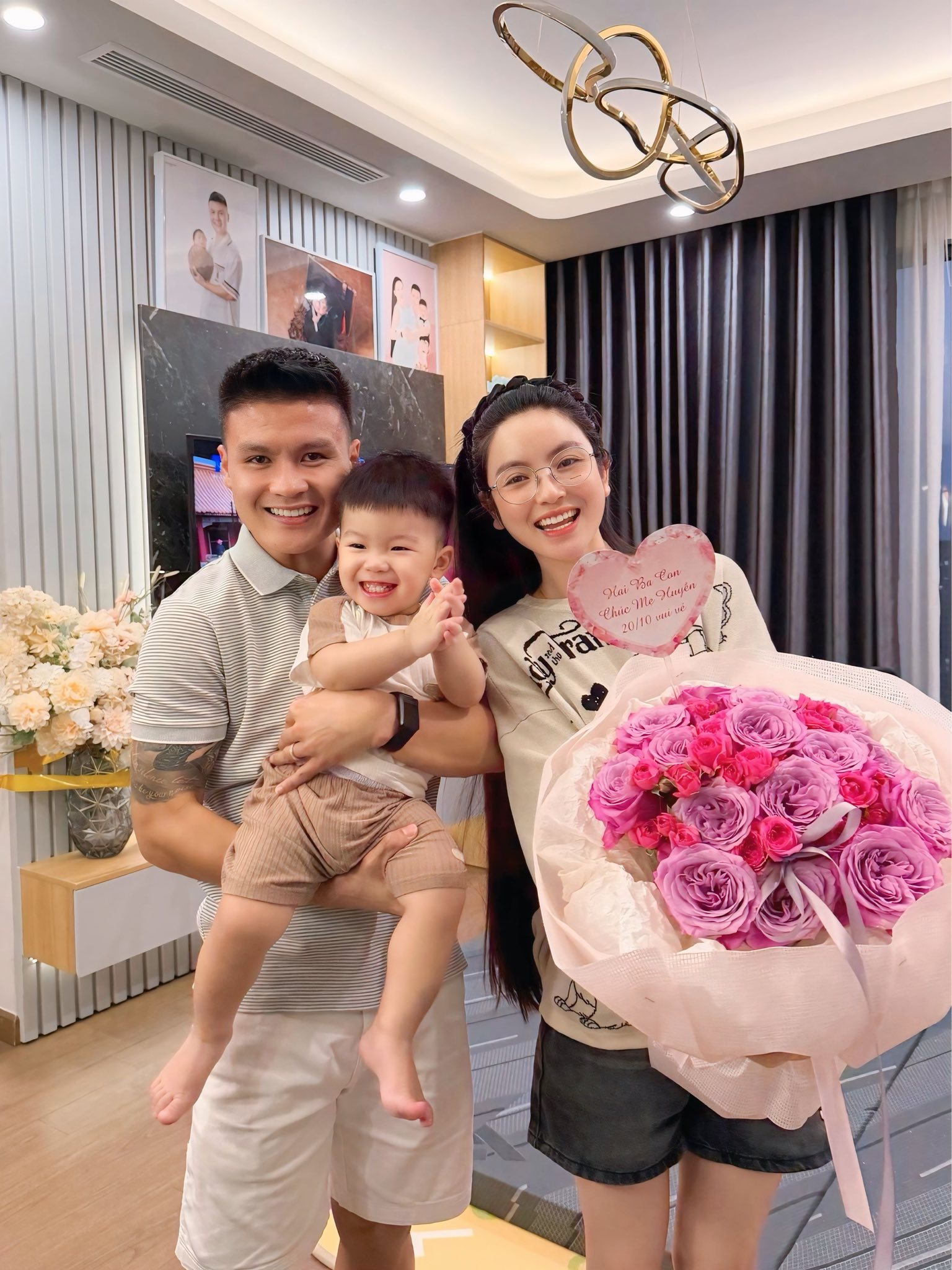 Chu Thanh Huyền giục mỏi mồm Quang Hải mới tặng 1 bó hoa ngày 20/10, netizen chỉ soi xem có bao nhiêu 