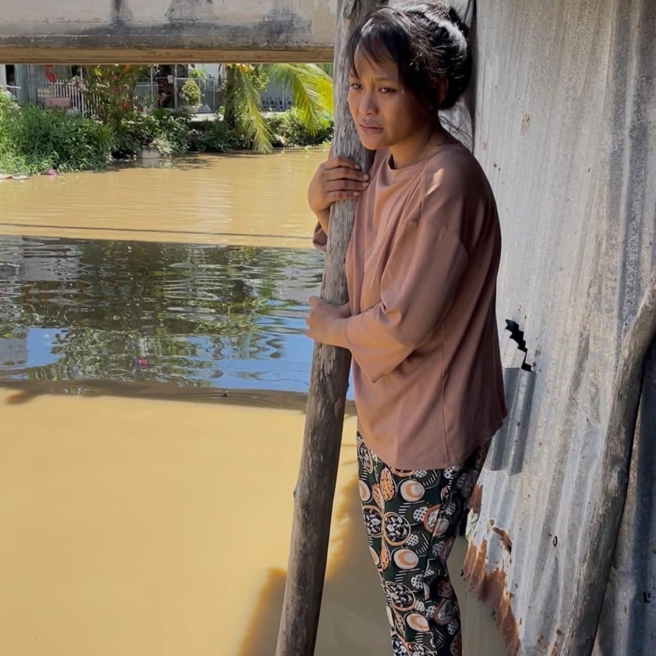 Tìm thấy thi thể bé trai 4 tháng tuổi rơi xuống kênh: Người mẹ ngã khuỵu, òa khóc nức nở- Ảnh 2. Tìm thấy thi thể bé trai 4 tháng tuổi rơi xuống kênh: Người mẹ ngã khuỵu, òa khóc nức nở- Ảnh 2.