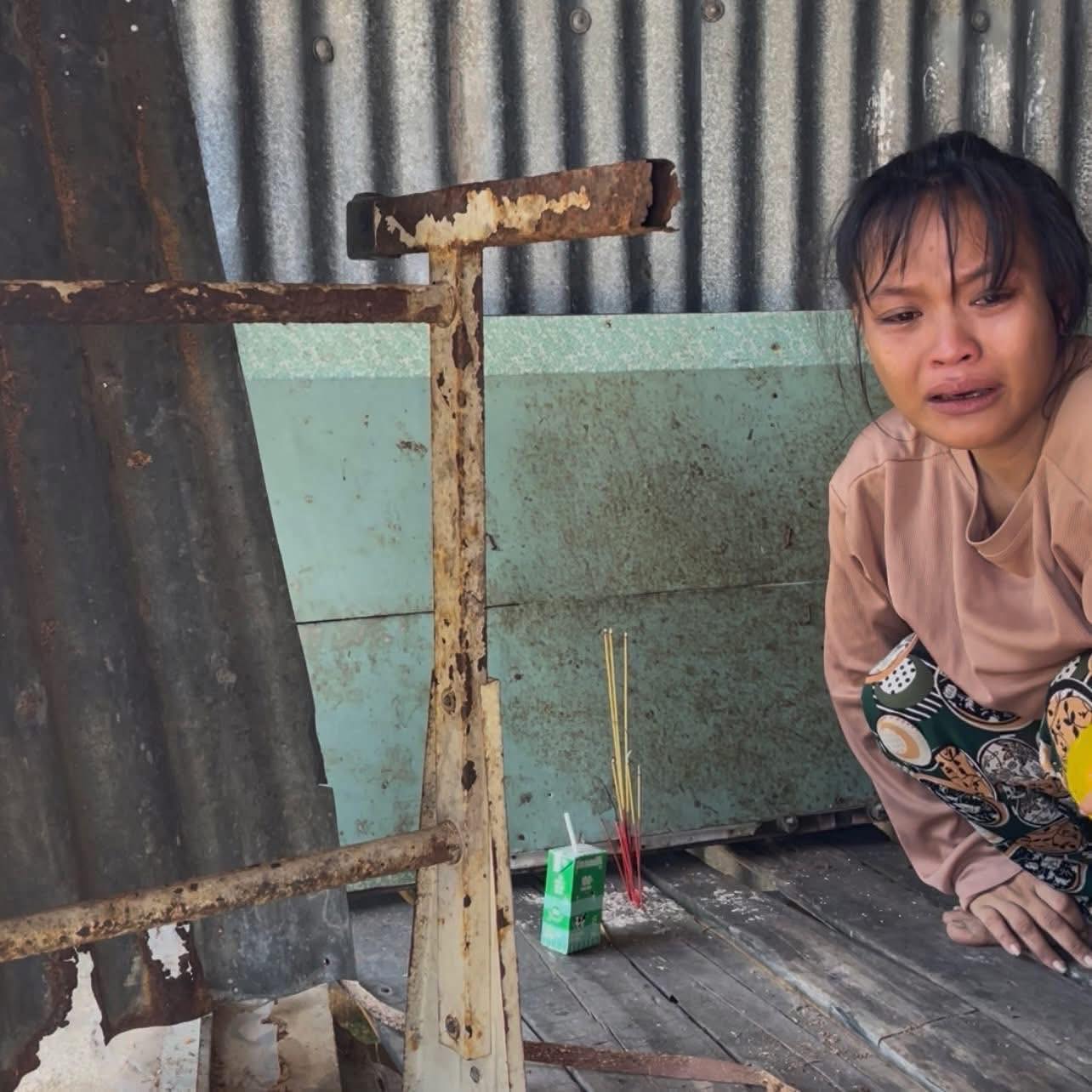 "Về nhà với mẹ đi": Người mẹ trẻ khóc hết nước mắt ngóng tìm con 4 tháng tuổi nghi rơi xuống kênh- Ảnh 2. "Về nhà với mẹ đi": Người mẹ trẻ khóc hết nước mắt ngóng tìm con 4 tháng tuổi nghi rơi xuống kênh- Ảnh 2.