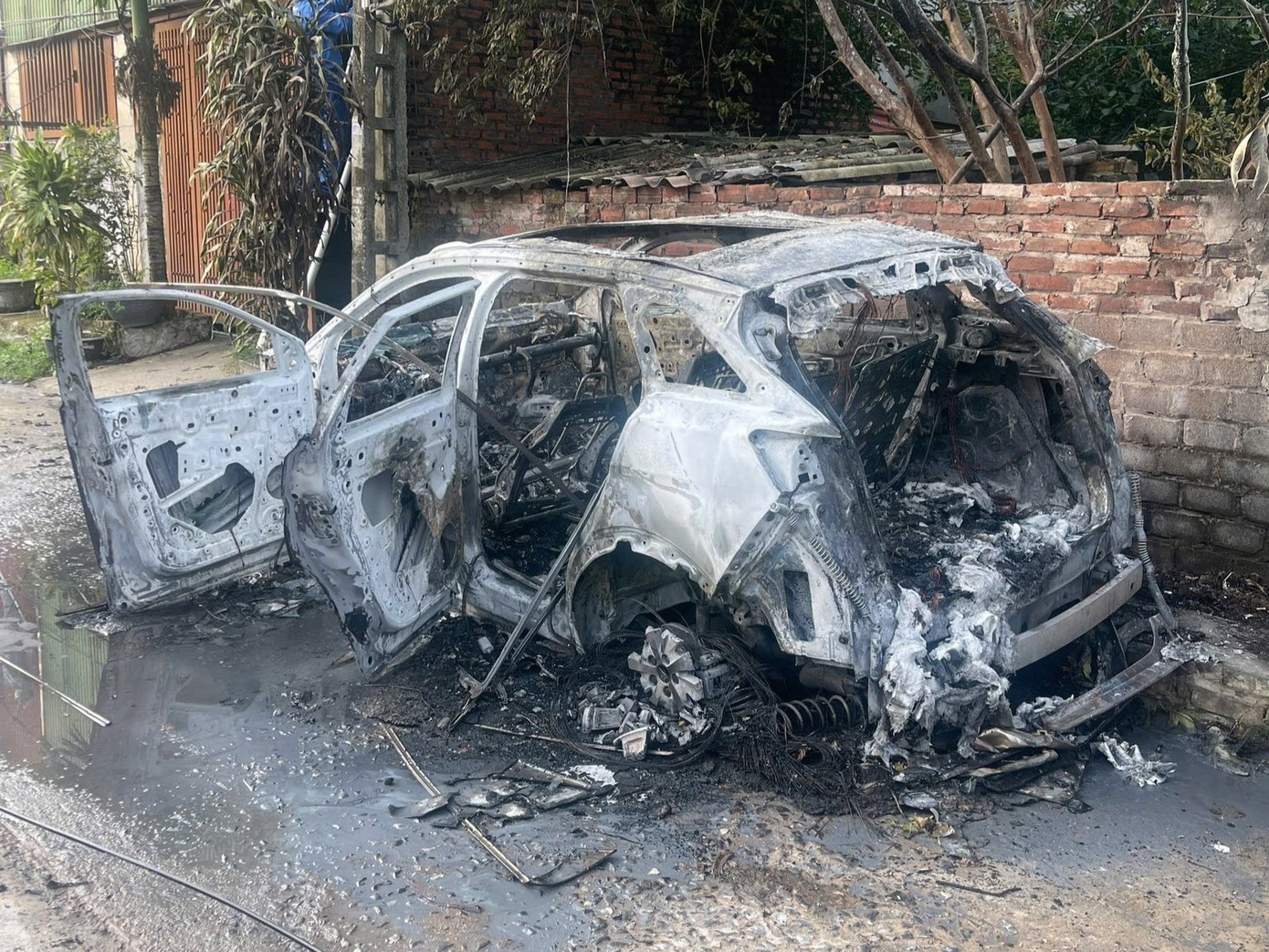 Chủ xe Peugeot 3008 ở Bắc Ninh kể lại khoảnh khắc bất lực nhìn ô tô cháy trơ khung- Ảnh 2.