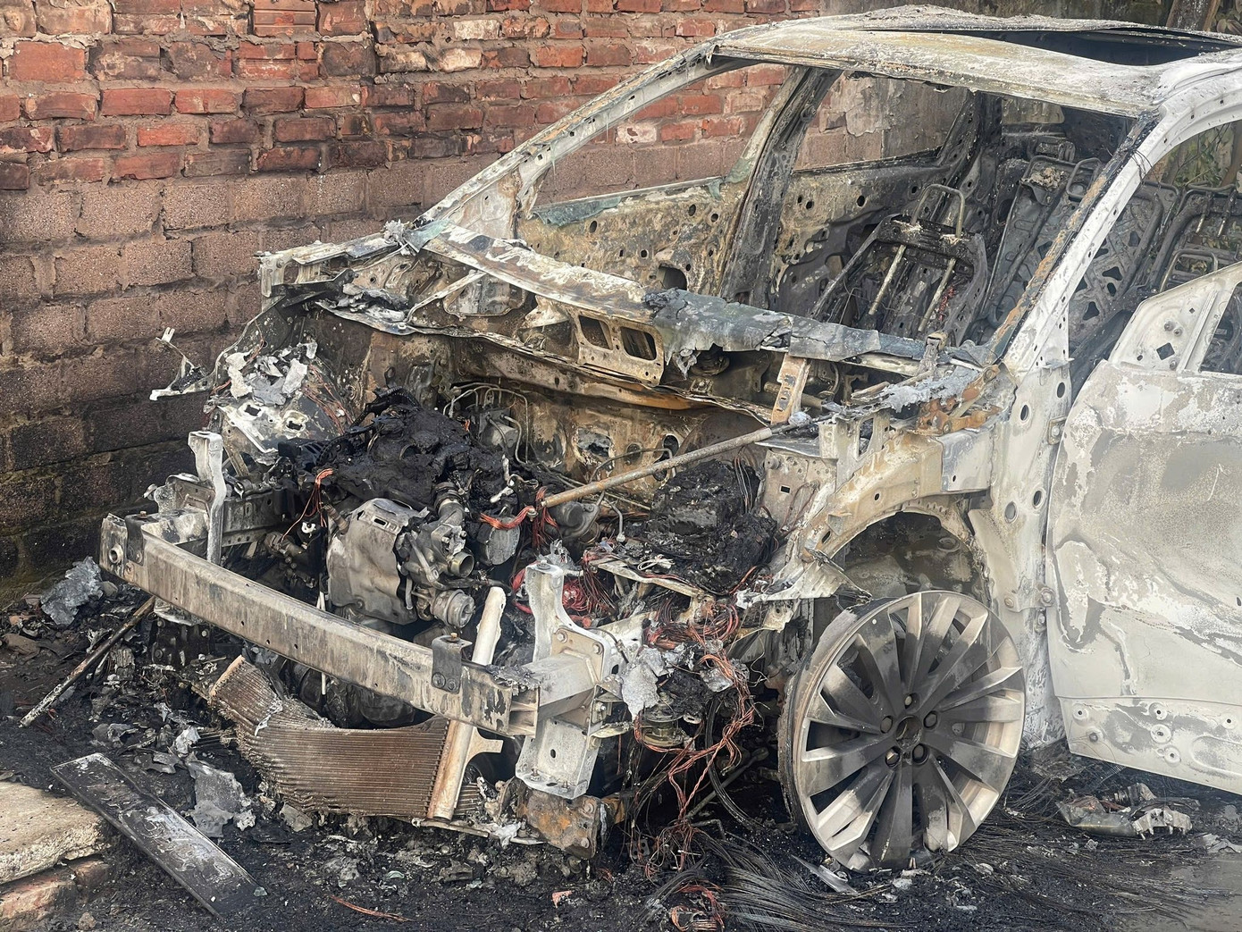 Chủ xe Peugeot 3008 ở Bắc Ninh kể lại khoảnh khắc bất lực nhìn ô tô cháy trơ khung- Ảnh 1.