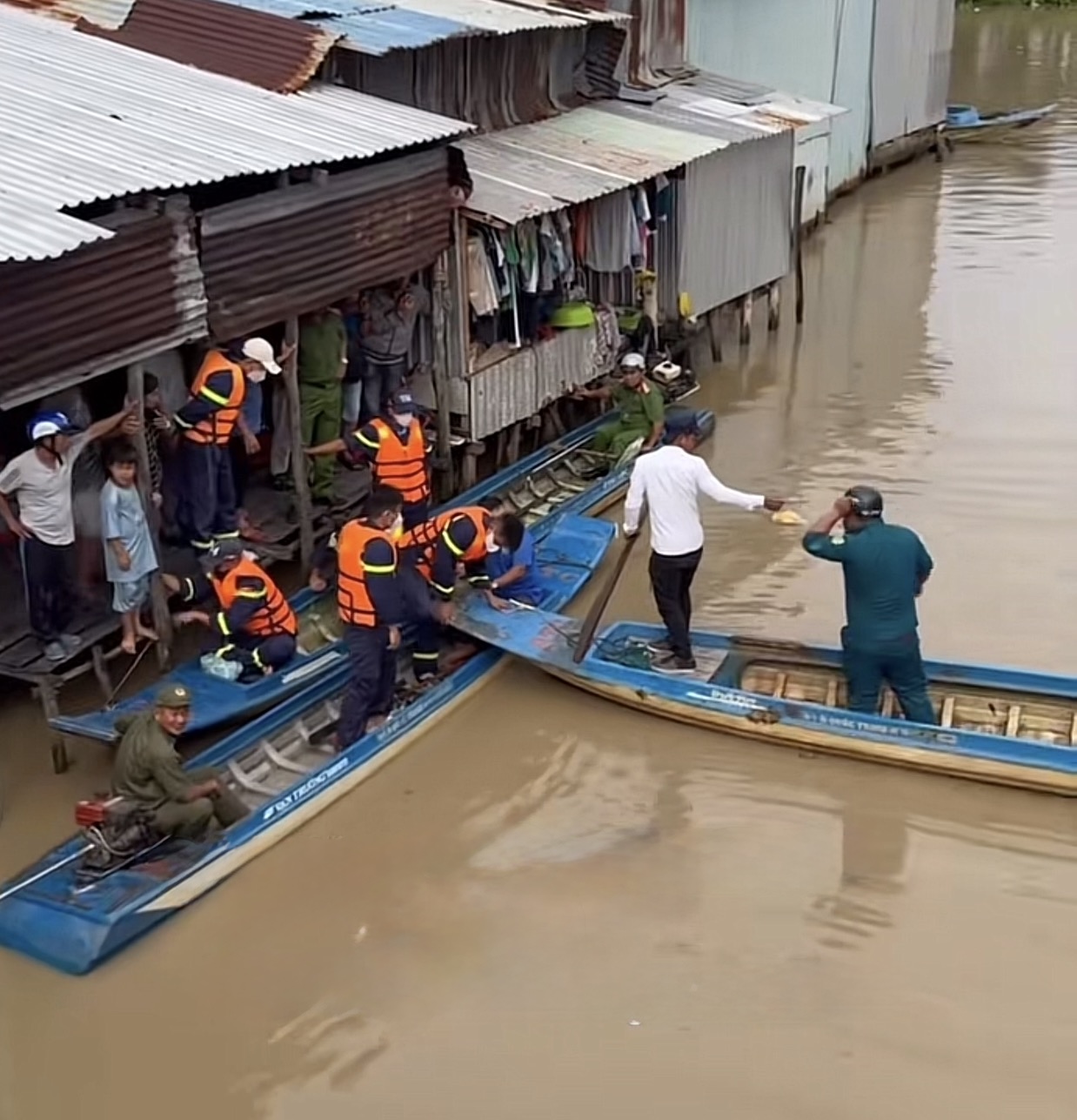 "Về nhà với mẹ đi": Người mẹ trẻ khóc hết nước mắt ngóng tìm con 4 tháng tuổi nghi rơi xuống kênh- Ảnh 1. "Về nhà với mẹ đi": Người mẹ trẻ khóc hết nước mắt ngóng tìm con 4 tháng tuổi nghi rơi xuống kênh- Ảnh 1.