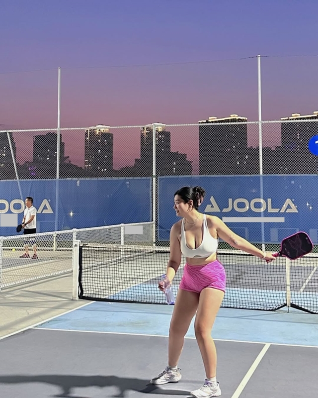 Bị mắng "gọi vốn" vì mặc đồ pickleball quá bé, cô gái 80kg đáp trả- Ảnh 1. Bị mắng "gọi vốn" vì mặc đồ pickleball quá bé, cô gái 80kg đáp trả- Ảnh 1.