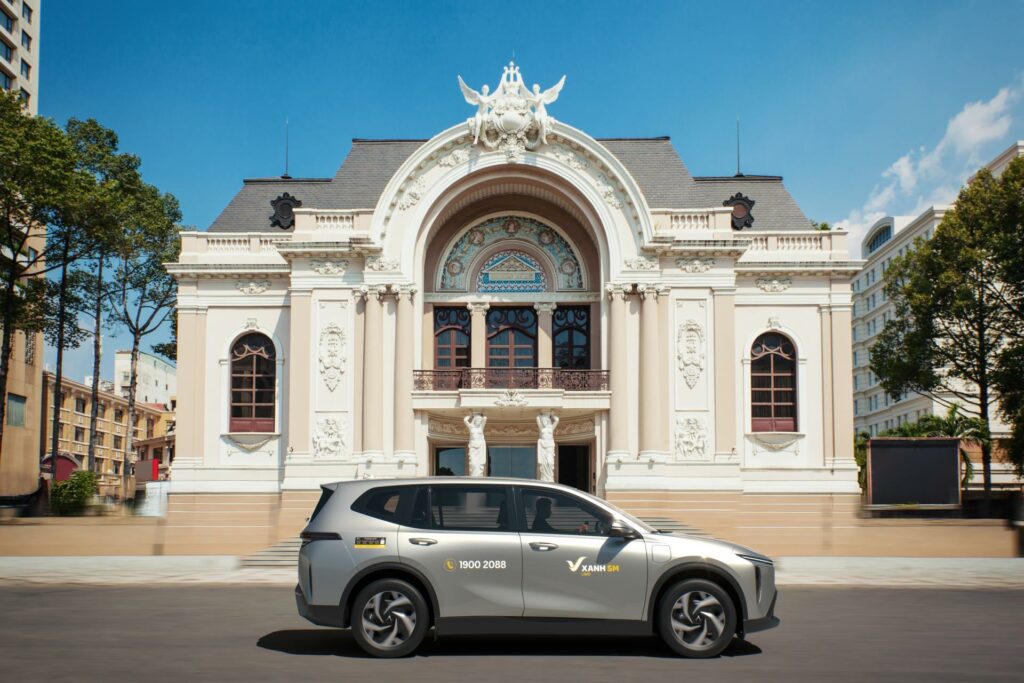 Xanh SM của tỷ phú Phạm Nhật Vượng chính thức vận hành taxi điện 7 chỗ, màu nhận diện khác hoàn toàn- Ảnh 2.