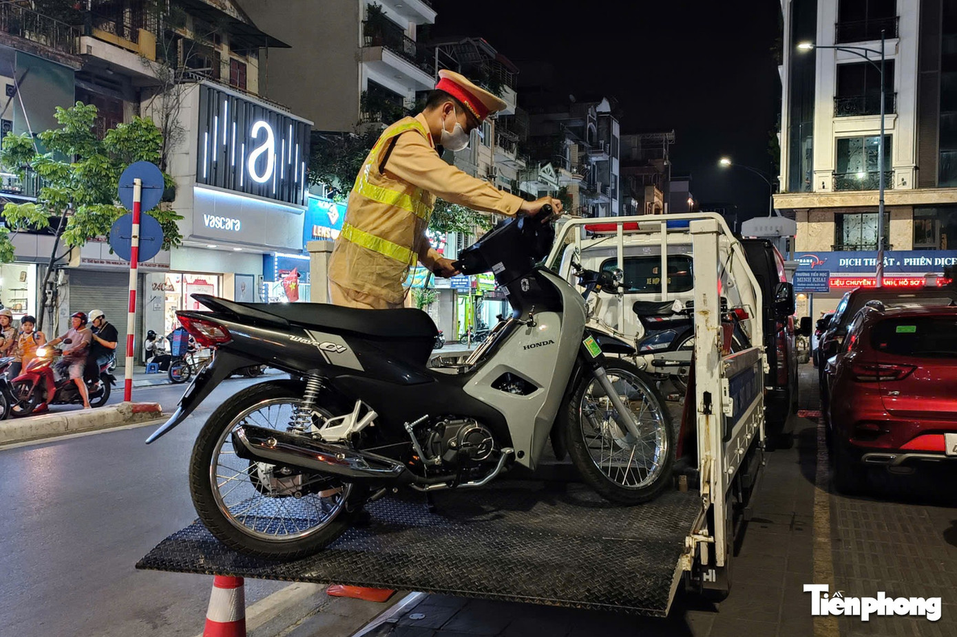 Rời quán bia, tiếp tục đi mua đồ về nhậu, người đàn ông bị CSGT xử phạt- Ảnh 9.