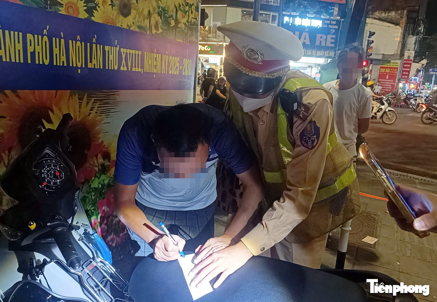 Rời quán bia, tiếp tục đi mua đồ về nhậu, người đàn ông bị CSGT xử phạt- Ảnh 8.