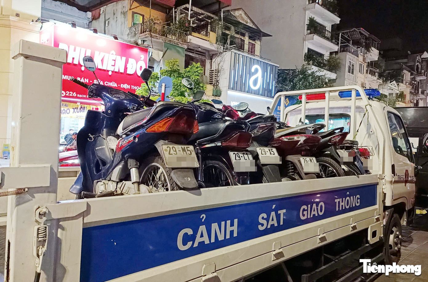 Rời quán bia, tiếp tục đi mua đồ về nhậu, người đàn ông bị CSGT xử phạt- Ảnh 10.