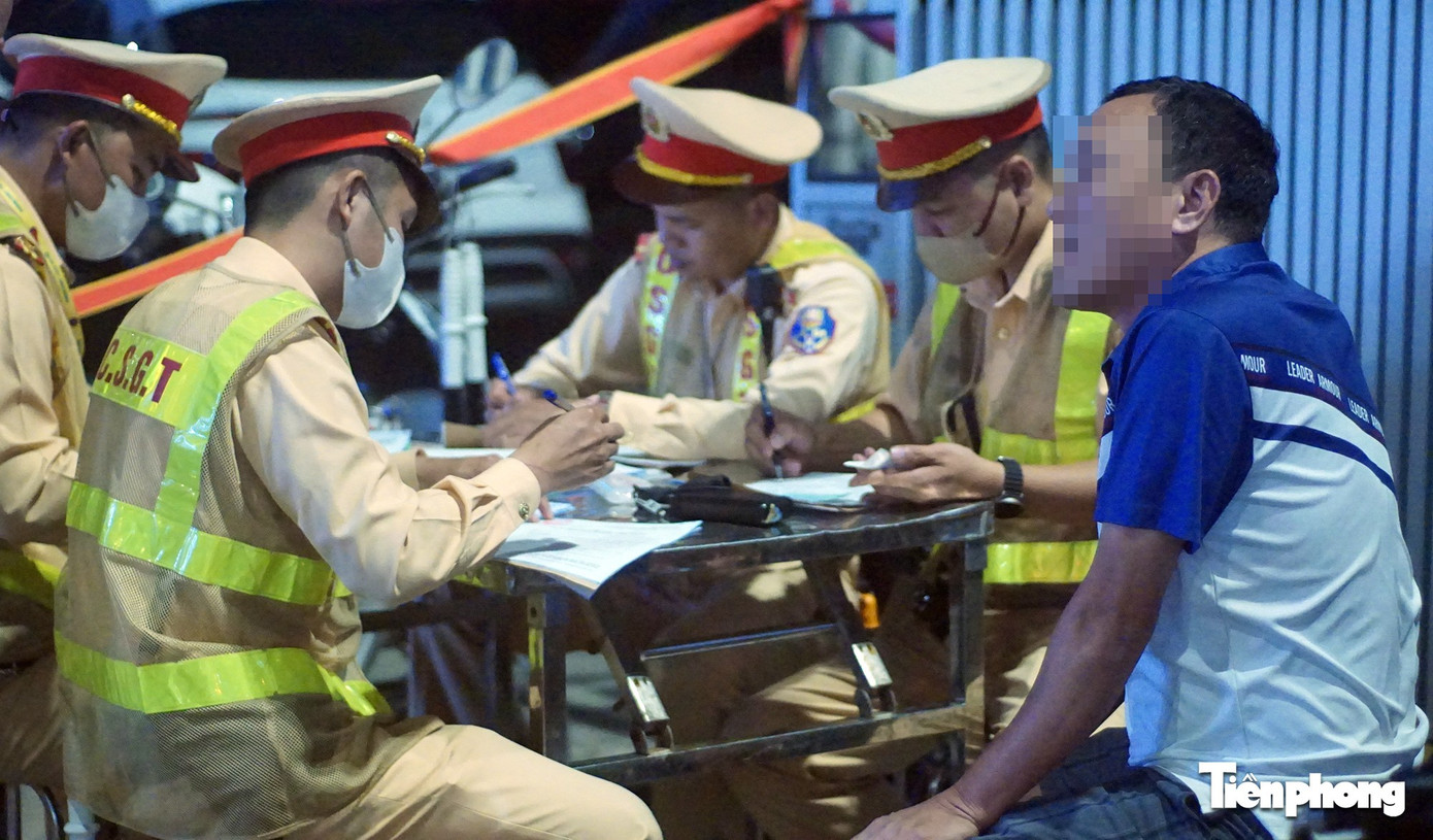 Rời quán bia, tiếp tục đi mua đồ về nhậu, người đàn ông bị CSGT xử phạt- Ảnh 1.