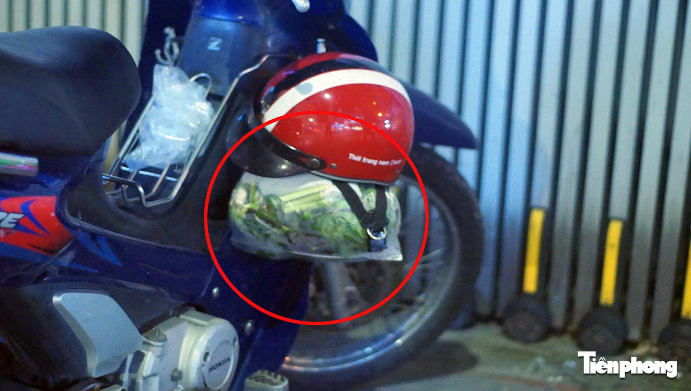 Rời quán bia, tiếp tục đi mua đồ về nhậu, người đàn ông bị CSGT xử phạt- Ảnh 6.