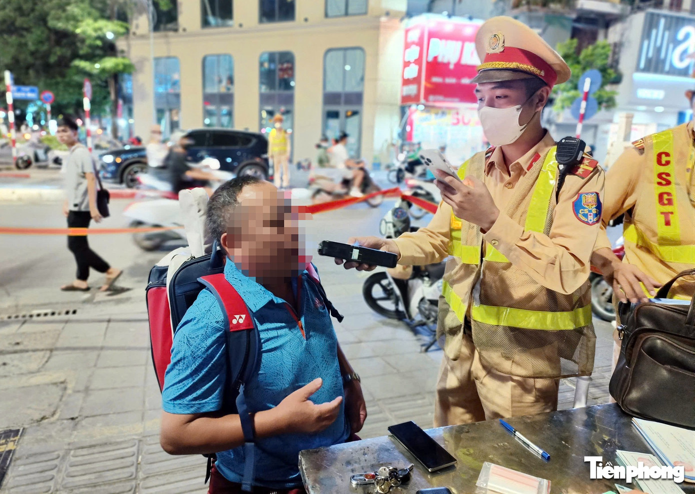 Rời quán bia, tiếp tục đi mua đồ về nhậu, người đàn ông bị CSGT xử phạt- Ảnh 4.