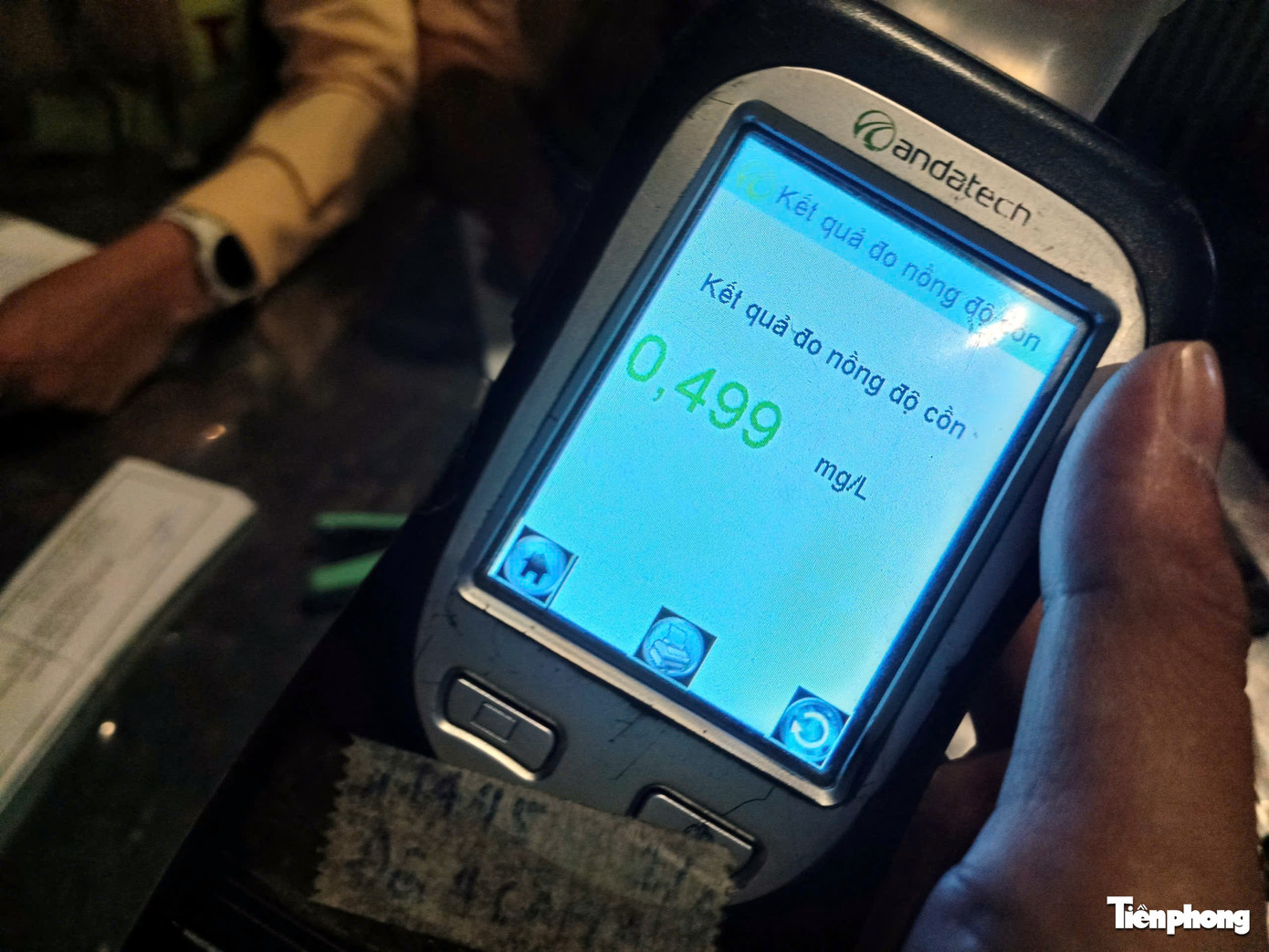 Rời quán bia, tiếp tục đi mua đồ về nhậu, người đàn ông bị CSGT xử phạt- Ảnh 5.