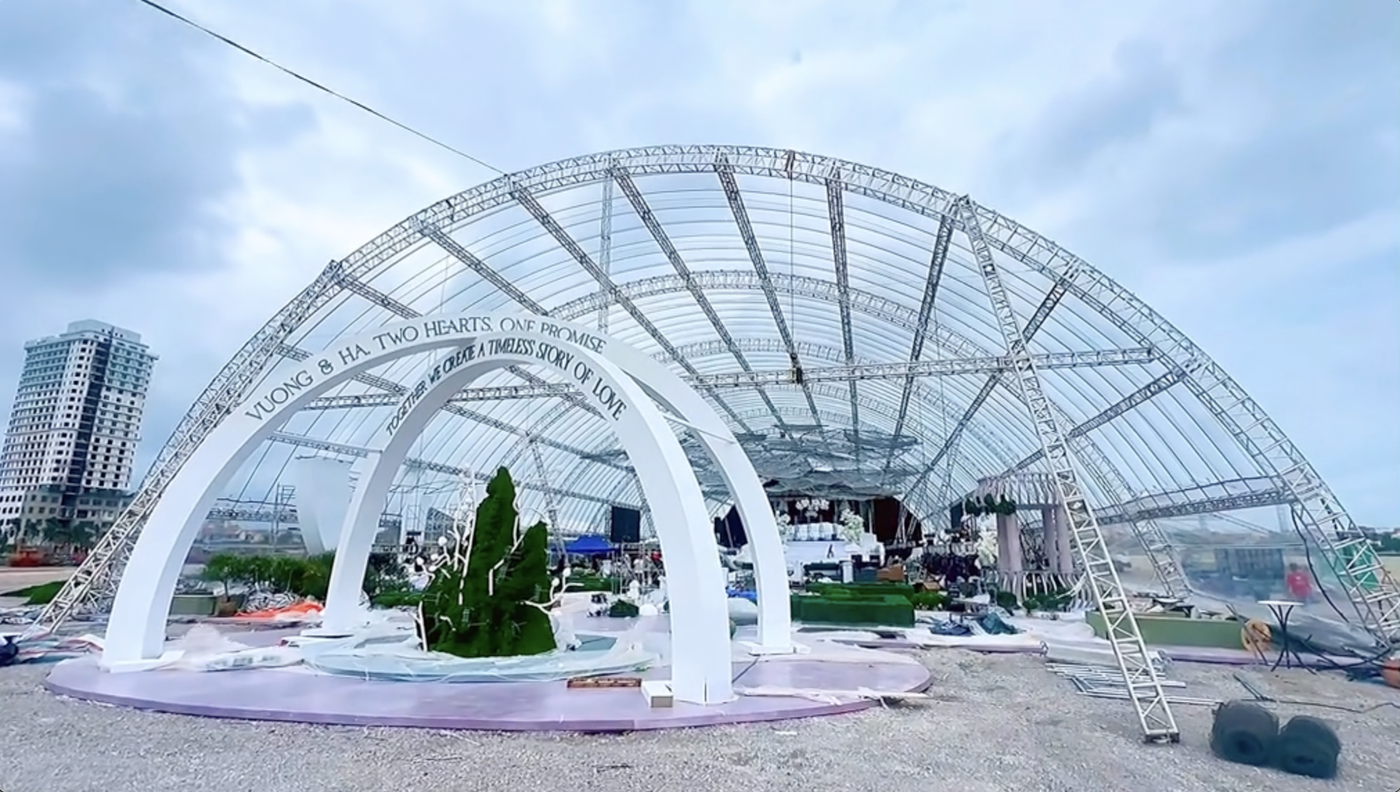 Trước "giờ G" đ&aacute;m cưới Đỗ H&agrave; - thiếu gia tập đo&agrave;n Sơn Hải: Rạp cưới si&ecirc;u khủng, c&ocirc; d&acirc;u n&ocirc;n nao!- Ảnh 1.