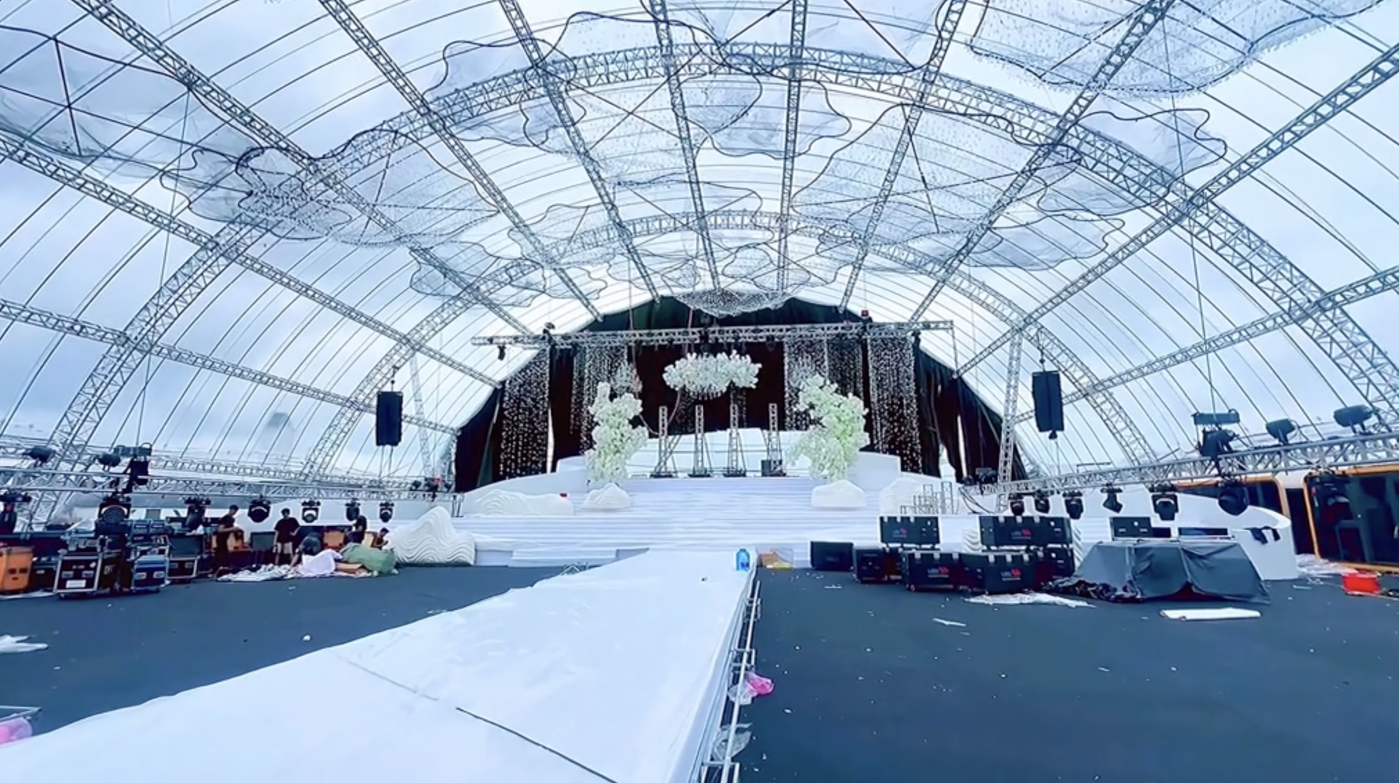 Trước "giờ G" đ&aacute;m cưới Đỗ H&agrave; - thiếu gia tập đo&agrave;n Sơn Hải: Rạp cưới si&ecirc;u khủng, c&ocirc; d&acirc;u n&ocirc;n nao!- Ảnh 2.