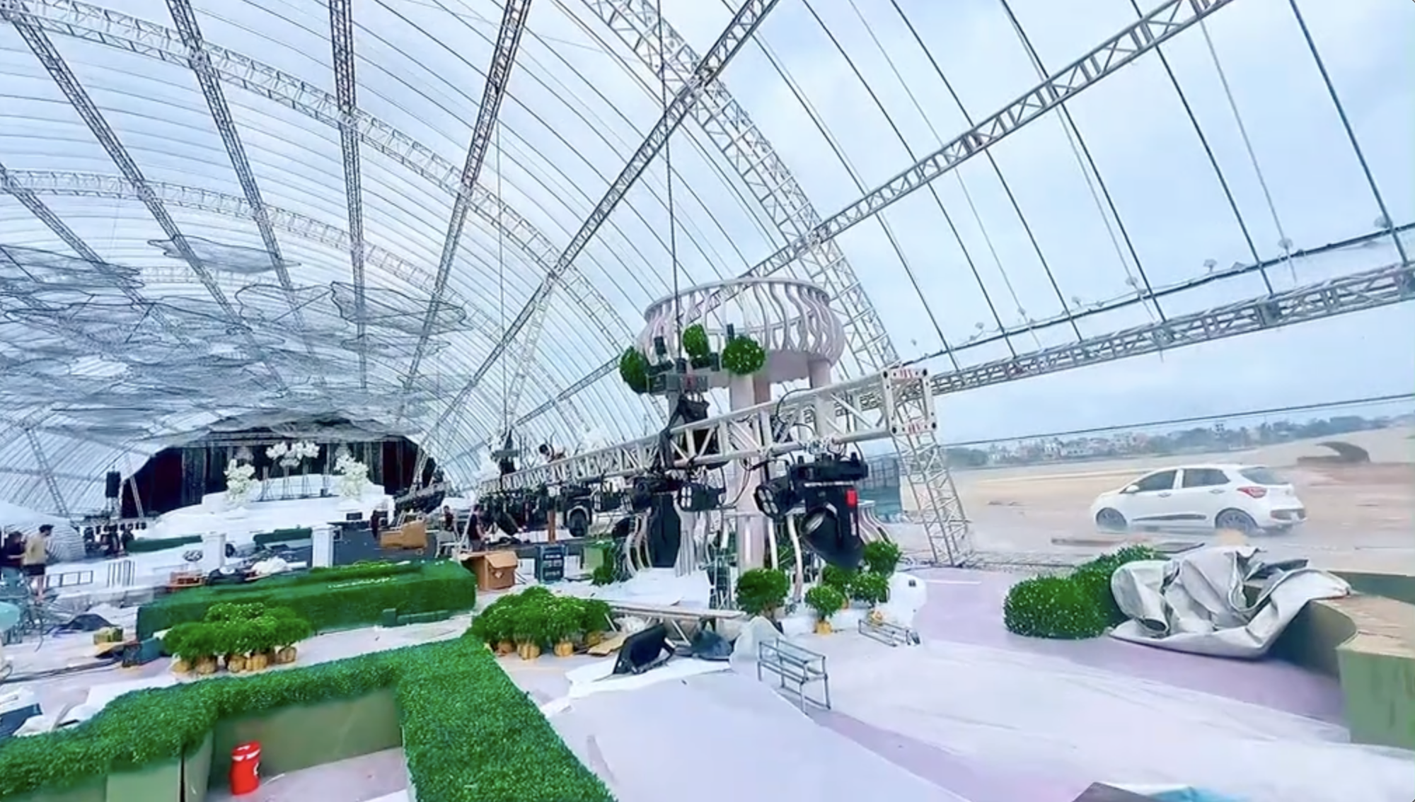 Trước "giờ G" đ&aacute;m cưới Đỗ H&agrave; - thiếu gia tập đo&agrave;n Sơn Hải: Rạp cưới si&ecirc;u khủng, c&ocirc; d&acirc;u n&ocirc;n nao!- Ảnh 3.