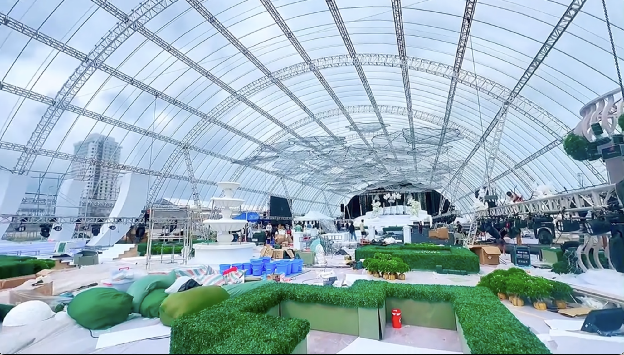 Trước "giờ G" đ&aacute;m cưới Đỗ H&agrave; - thiếu gia tập đo&agrave;n Sơn Hải: Rạp cưới si&ecirc;u khủng, c&ocirc; d&acirc;u n&ocirc;n nao!- Ảnh 4.