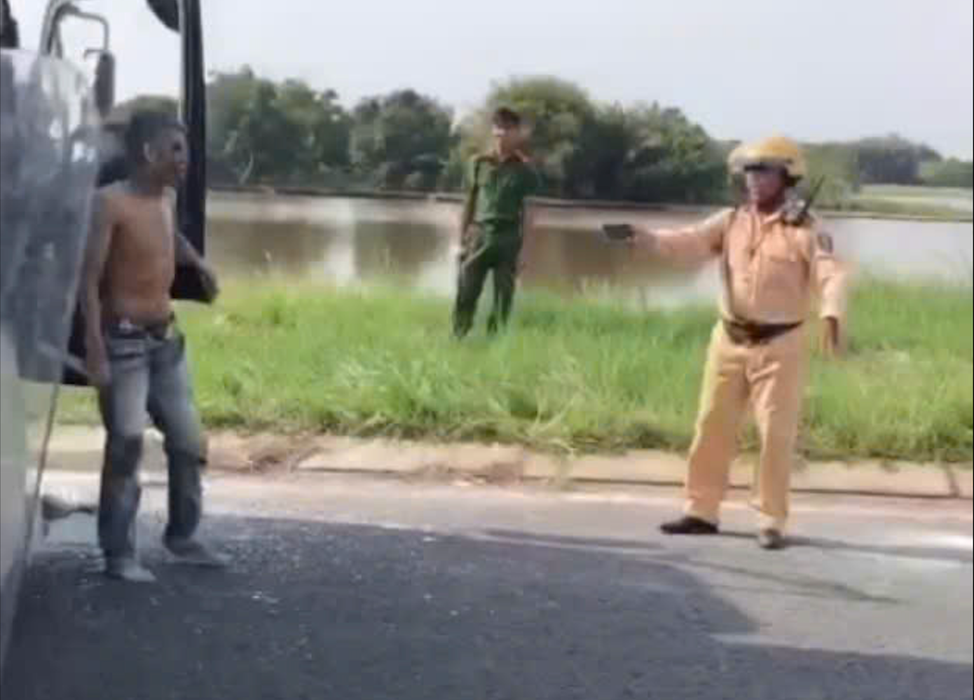 [Video] Nghẹt thở phút khống chế lái xe tải 'ngáo đá', lạng lách, cầm dao cố thủ ở Tây Ninh- Ảnh 1.