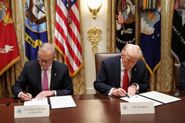 Ký hợp đồng 8,5 tỷ USD, ông Trump tuyên bố Mỹ 'dư khoáng sản và đất hiếm'- Ảnh 1.