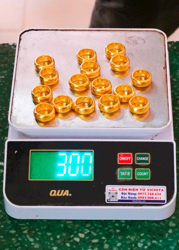 Bắt giữ đối tượng mang 16 chiếc nhẫn vàng nhập cảnh vào Việt Nam- Ảnh 3. Bắt giữ đối tượng mang 16 chiếc nhẫn vàng nhập cảnh vào Việt Nam- Ảnh 3.