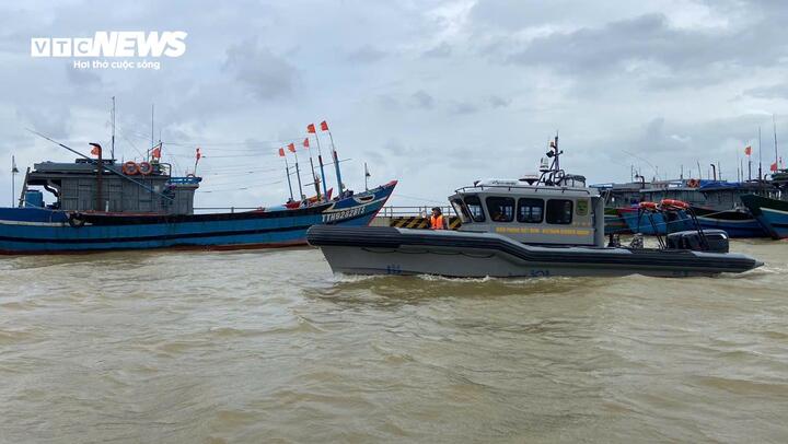 Chưa đổ bộ, bão số 12 đã gây triều cường, nhiều nơi ven phá Tam Giang ngập sâu- Ảnh 4.